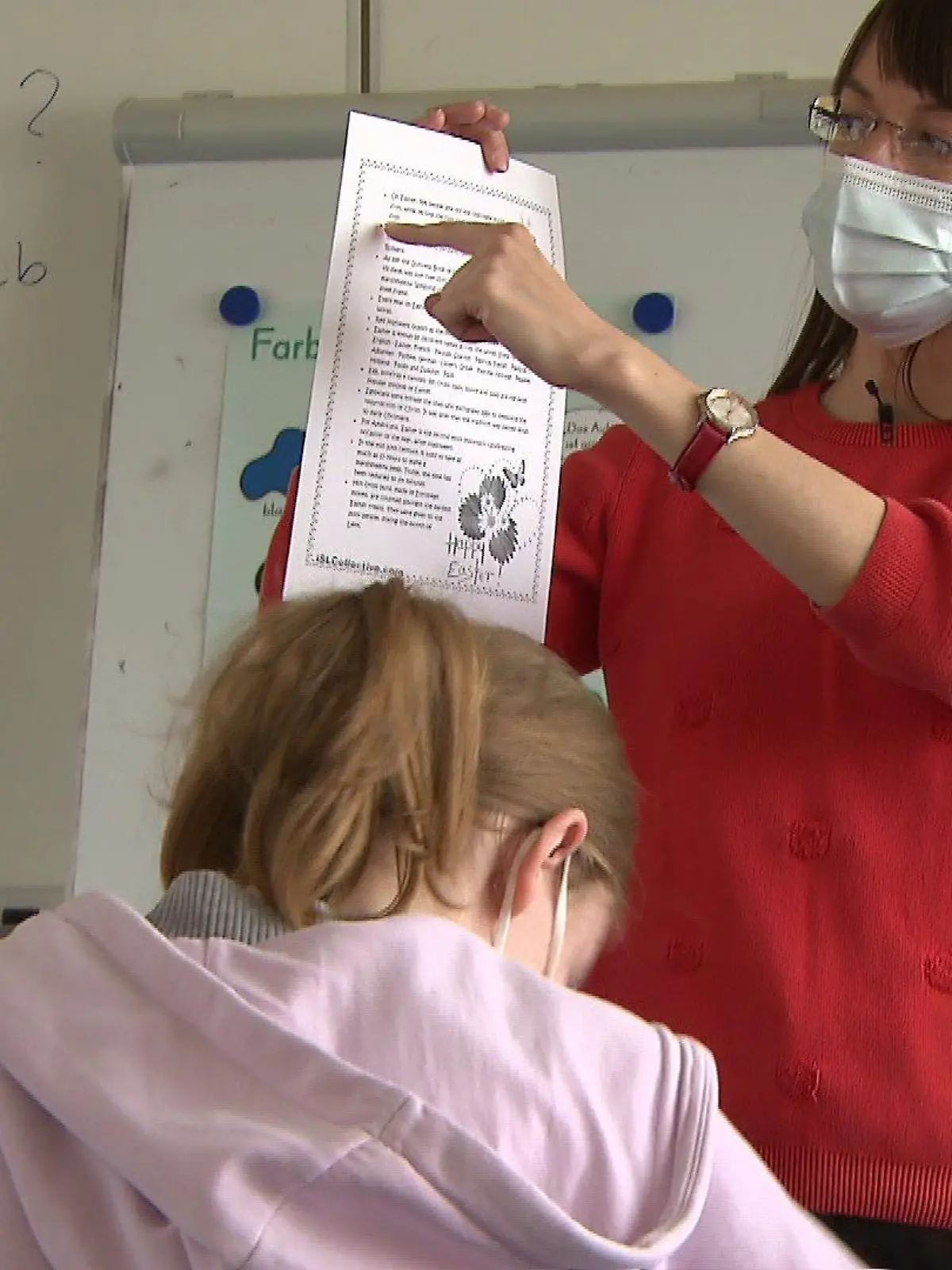 Iryna Mikulska unterrichtet die geflüchteten Kinder in Englisch und unterstützt als Dolmetscherin in den anderen Fächern.