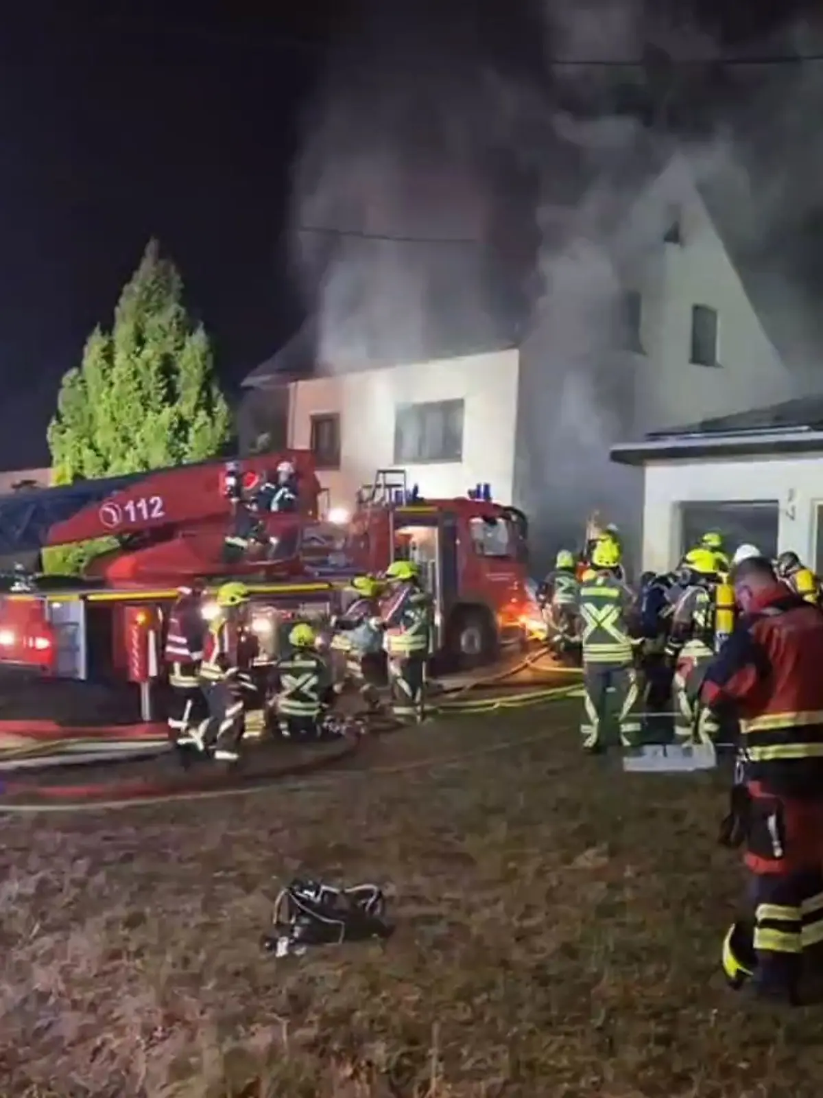 Bild zu: "Feuerdrama in Sachsen – Rettungskräfte finden zwei Tote"