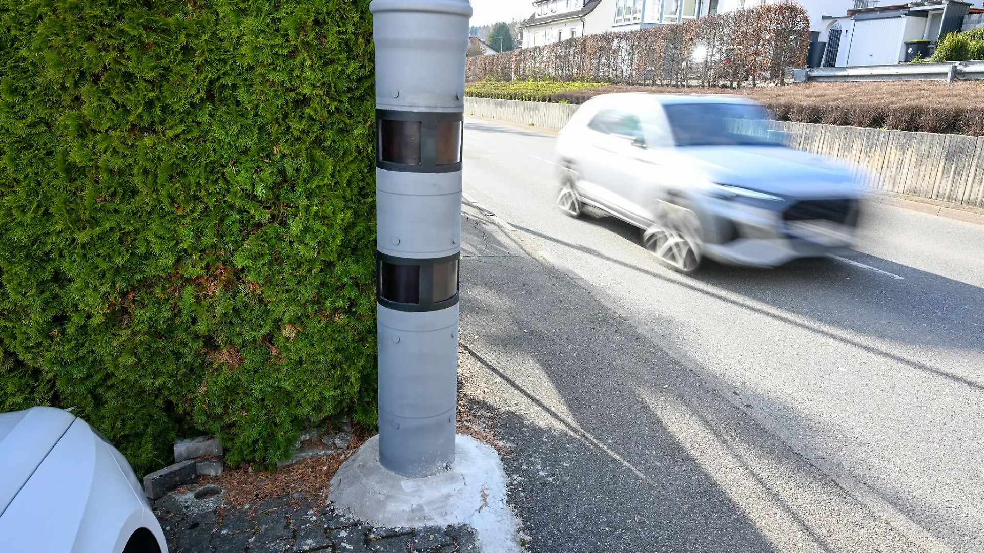 Zur Freude von Anwohnern zwingt die Blitzer-Attrappe zum Bremsen.