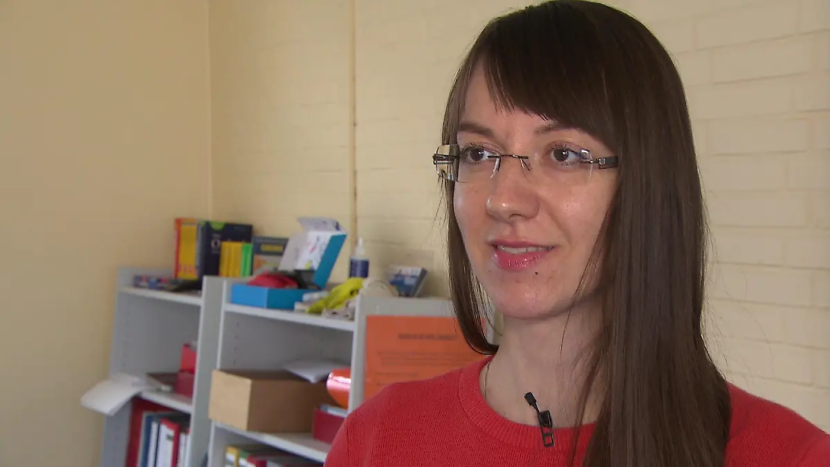 Iryna Mikulska musste aus der Ukraine vor dem Krieg flüchten. Hier in Norderstedt unterrichtet die 38-jährige Lehrerin aus Kiew nun Kinder, die ebenfalls flüchten mussten.