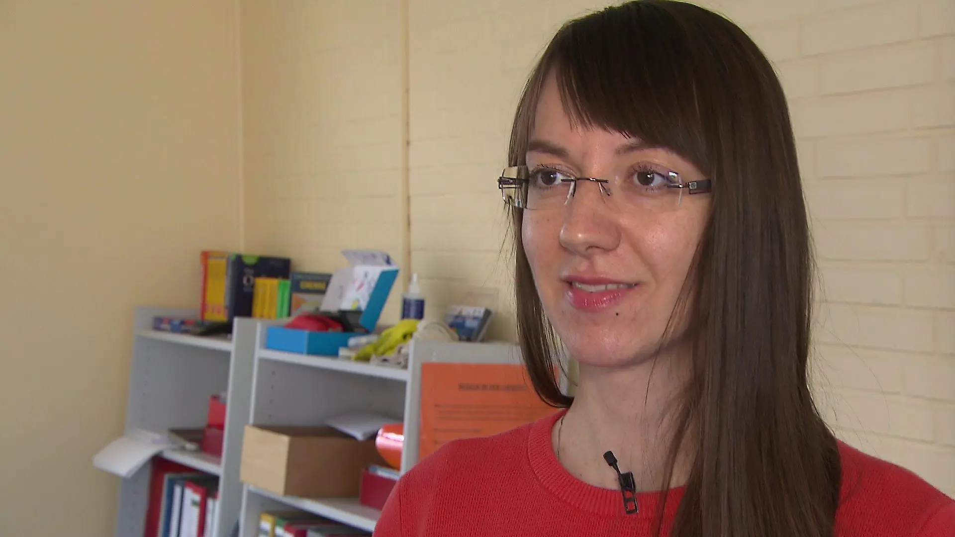 Iryna Mikulska musste aus der Ukraine vor dem Krieg flüchten. Hier in Norderstedt unterrichtet die 38-jährige Lehrerin aus Kiew nun Kinder, die ebenfalls flüchten mussten.