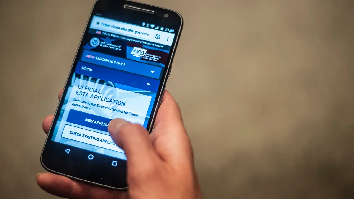 Website des US-Ministeriums für Heimatschutz zur Beantragung der Befreiung von der Visumspflicht (Esta) auf einem Smartphone 