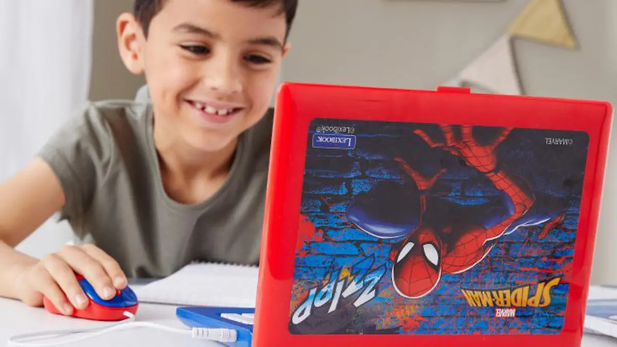 Kleiner Junge spielt am Lern-Laptop im Spider-Man-Design.
