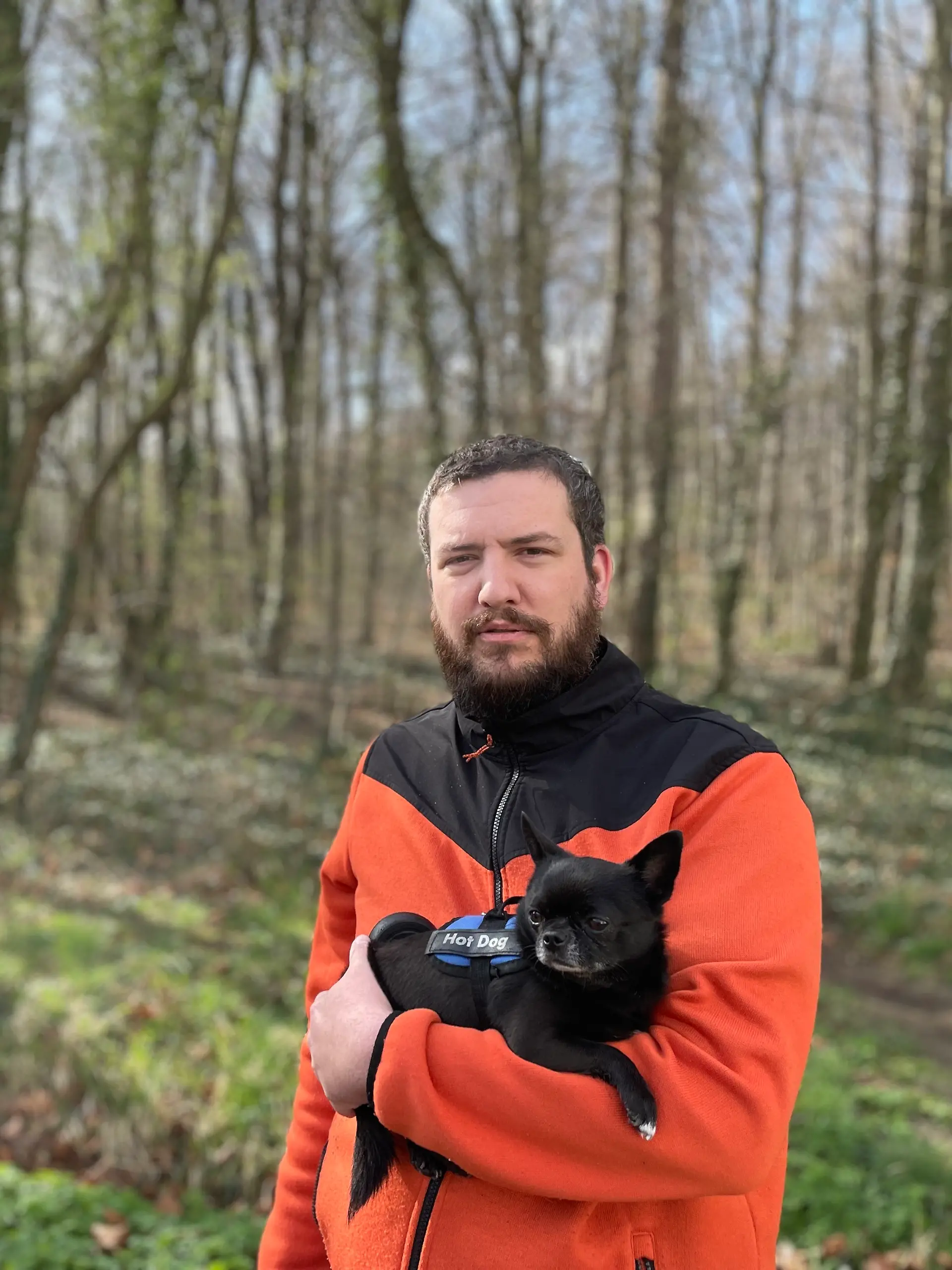 Marco Wippern hat seinen Chihuahua Cooper auf dem Arm. 