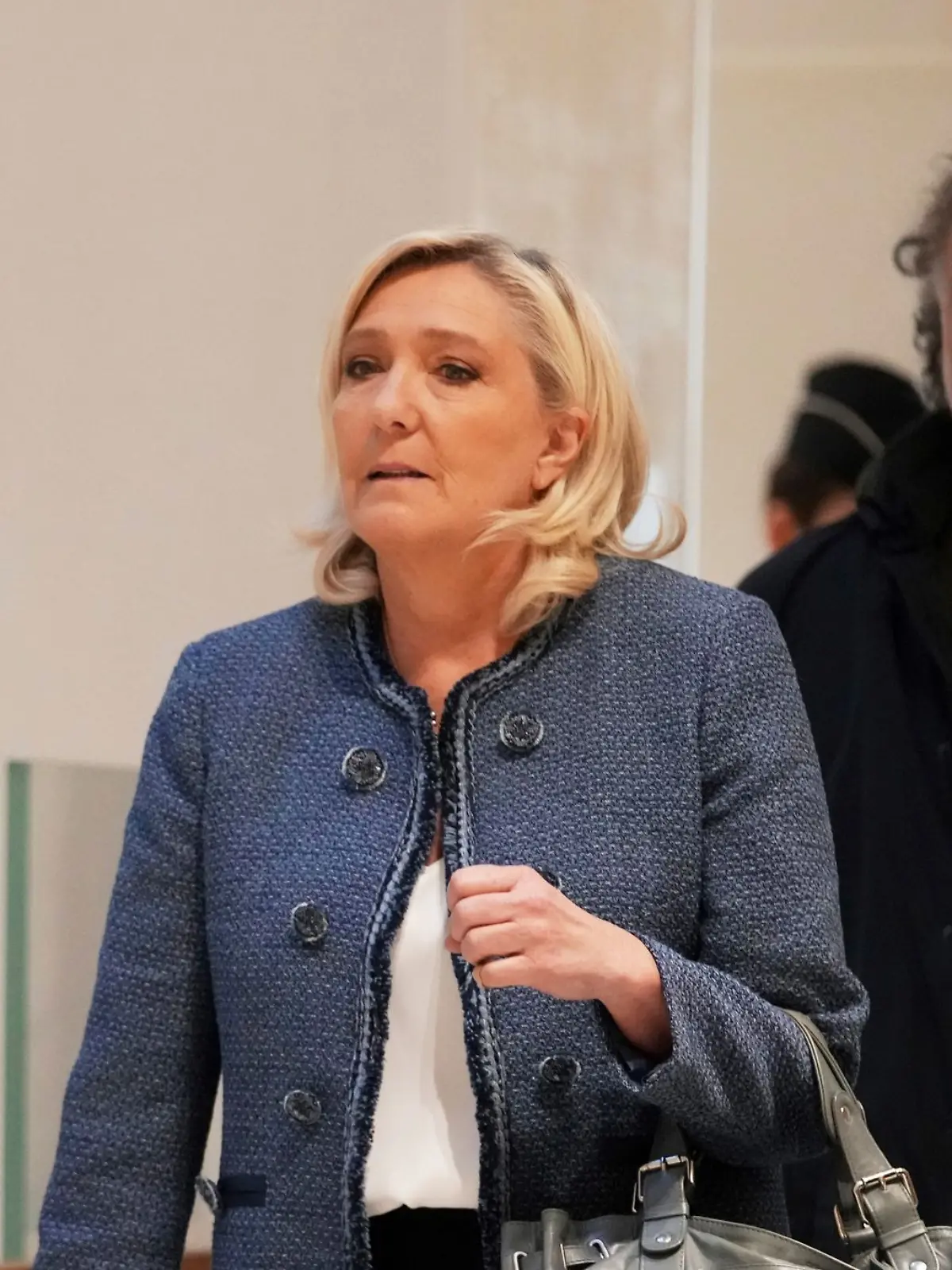 Bild zu: "Marine Le Pen zu zwei Jahren Haft mit Fußfessel verurteilt"