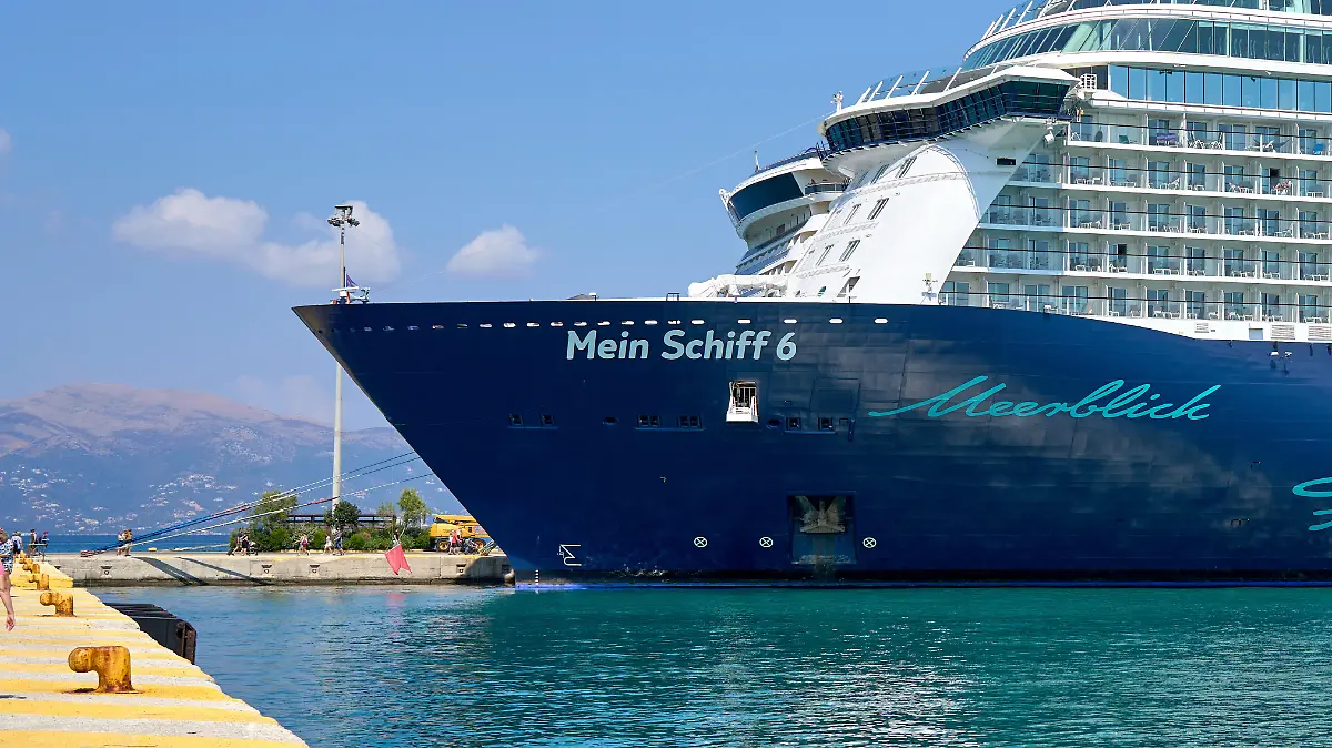 Das Kreuzfahrtschiff „Mein Schiff” 6 liegt im Hafen von Korfu vor Anker. Es gehört zur TUI Cruises-Flotte.