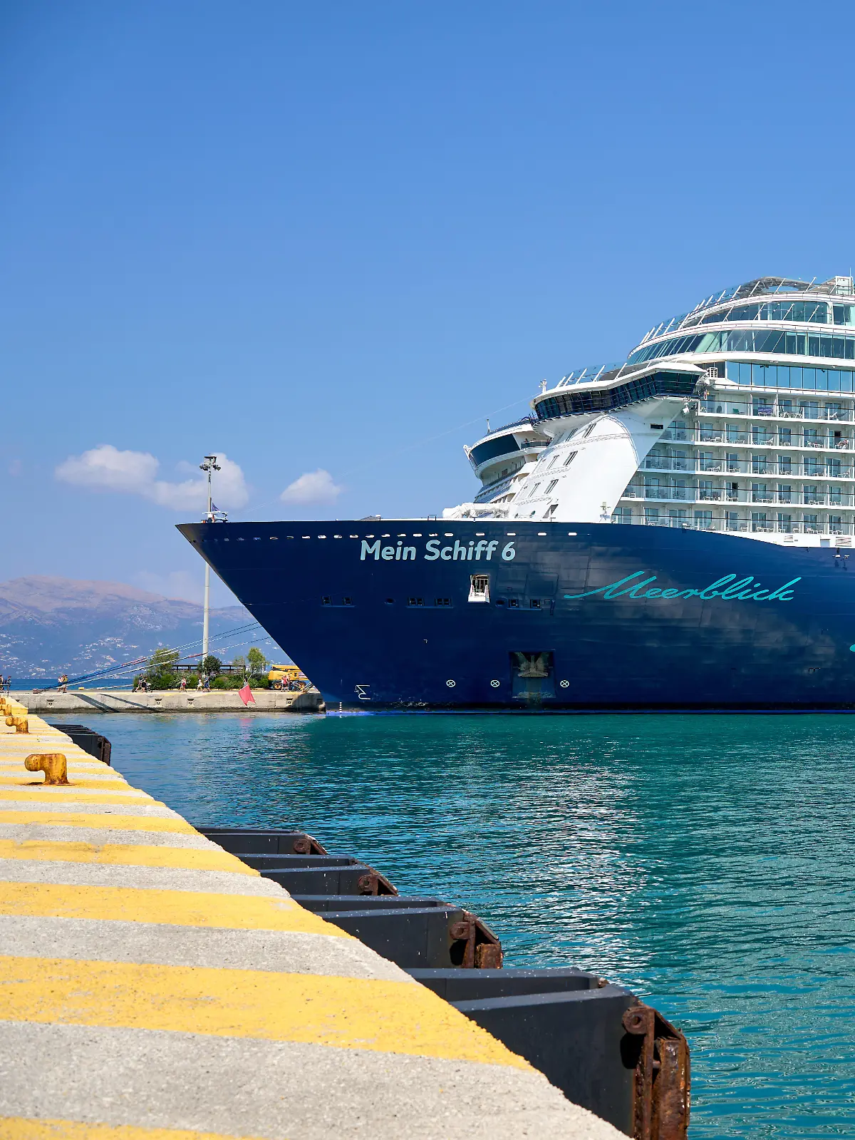 Das Kreuzfahrtschiff „Mein Schiff” 6 liegt im Hafen von Korfu vor Anker. Es gehört zur TUI Cruises-Flotte.