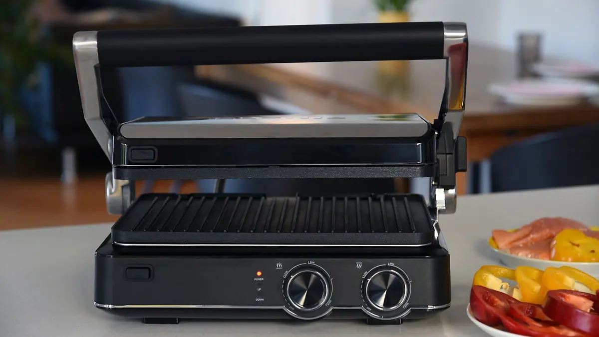 Der Tüv Süd rät beim Kauf eines Kontaktgrills, auf festen Stand und wärmeisolierte Griffe zu achten.