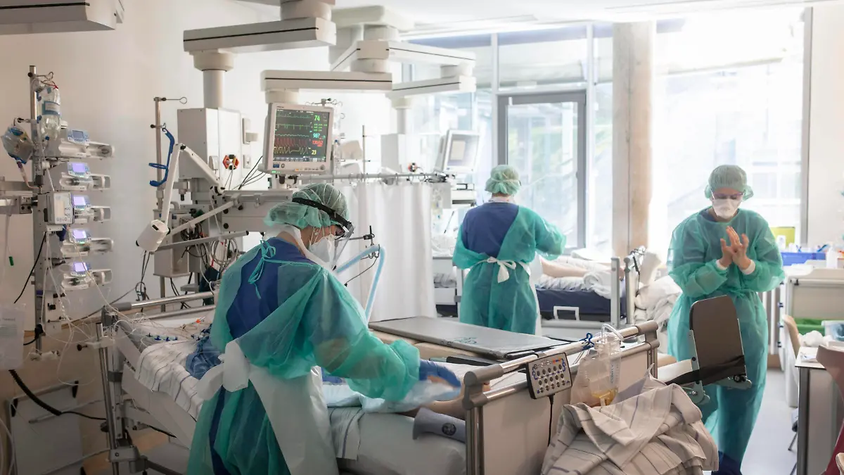  Behandlung eines Patienten auf Intensivstation für Covid-Patienten, Krankenhaus Agatharied, Agatharied, Bayern, Deutschland, Europa *** Treatment of a patient in intensive care unit for Covid patients, Hospital Agatharied, Agatharied, Bavaria, Germany, Europe Copyright: imageBROKER/FlorianxBachmeier iblfba05909022.jpg Bitte beachten Sie die gesetzlichen Bestimmungen des deutschen Urheberrechtes hinsichtlich der Namensnennung des Fotografen im direkten Umfeld der Veröffentlichung!