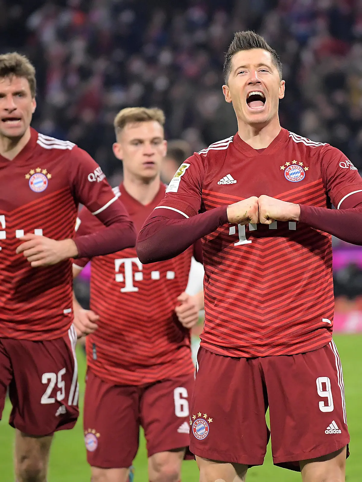  19.03.2022, xemx, Fussball 1.Bundesliga, FC Bayern Muenchen - 1.FC Union Berlin emspor, v.l. Robert Lewandowski FC Bayern Muenchen celebrate the goal, Der Torjubel zum 3:0 DFL/DFB REGULATIONS PROHIBIT ANY USE OF PHOTOGRAPHS as IMAGE SEQUENCES and/or QUASI-VIDEO Muenchen *** 19 03 2022, xemx, football 1 Bundesliga, FC Bayern Muenchen 1 FC Union Berlin emspor, v l Robert Lewandowski FC Bayern Muenchen celebrate the goal, The goal celebration to the 3 0 DFL DFB REGULATIONS PROHIBIT ANY USE OF PHOTOGRAPHS as IMAGE SEQUENCES and or QUASI VIDEO Muenchen