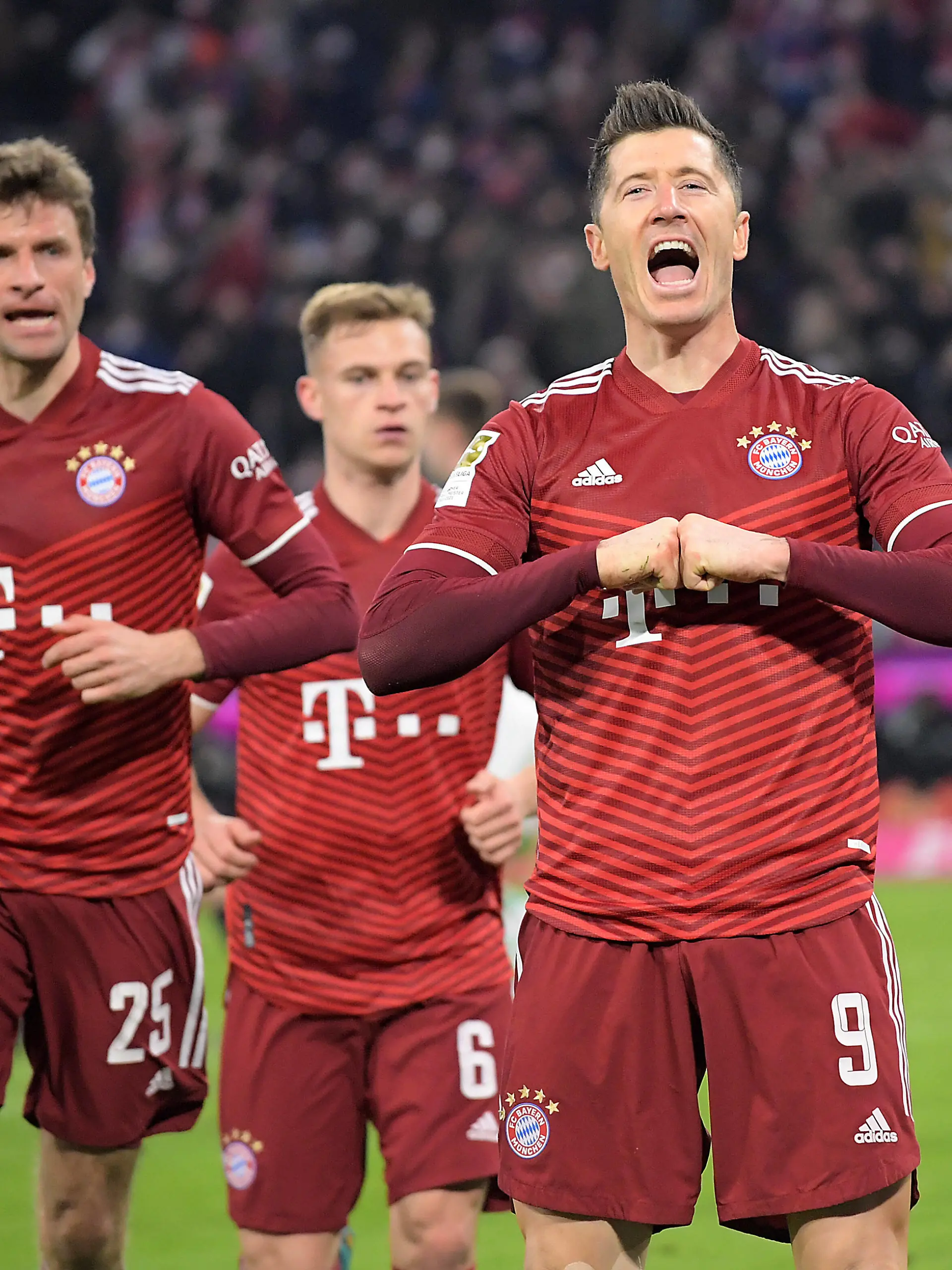  19.03.2022, xemx, Fussball 1.Bundesliga, FC Bayern Muenchen - 1.FC Union Berlin emspor, v.l. Robert Lewandowski FC Bayern Muenchen celebrate the goal, Der Torjubel zum 3:0 DFL/DFB REGULATIONS PROHIBIT ANY USE OF PHOTOGRAPHS as IMAGE SEQUENCES and/or QUASI-VIDEO Muenchen *** 19 03 2022, xemx, football 1 Bundesliga, FC Bayern Muenchen 1 FC Union Berlin emspor, v l Robert Lewandowski FC Bayern Muenchen celebrate the goal, The goal celebration to the 3 0 DFL DFB REGULATIONS PROHIBIT ANY USE OF PHOTOGRAPHS as IMAGE SEQUENCES and or QUASI VIDEO Muenchen