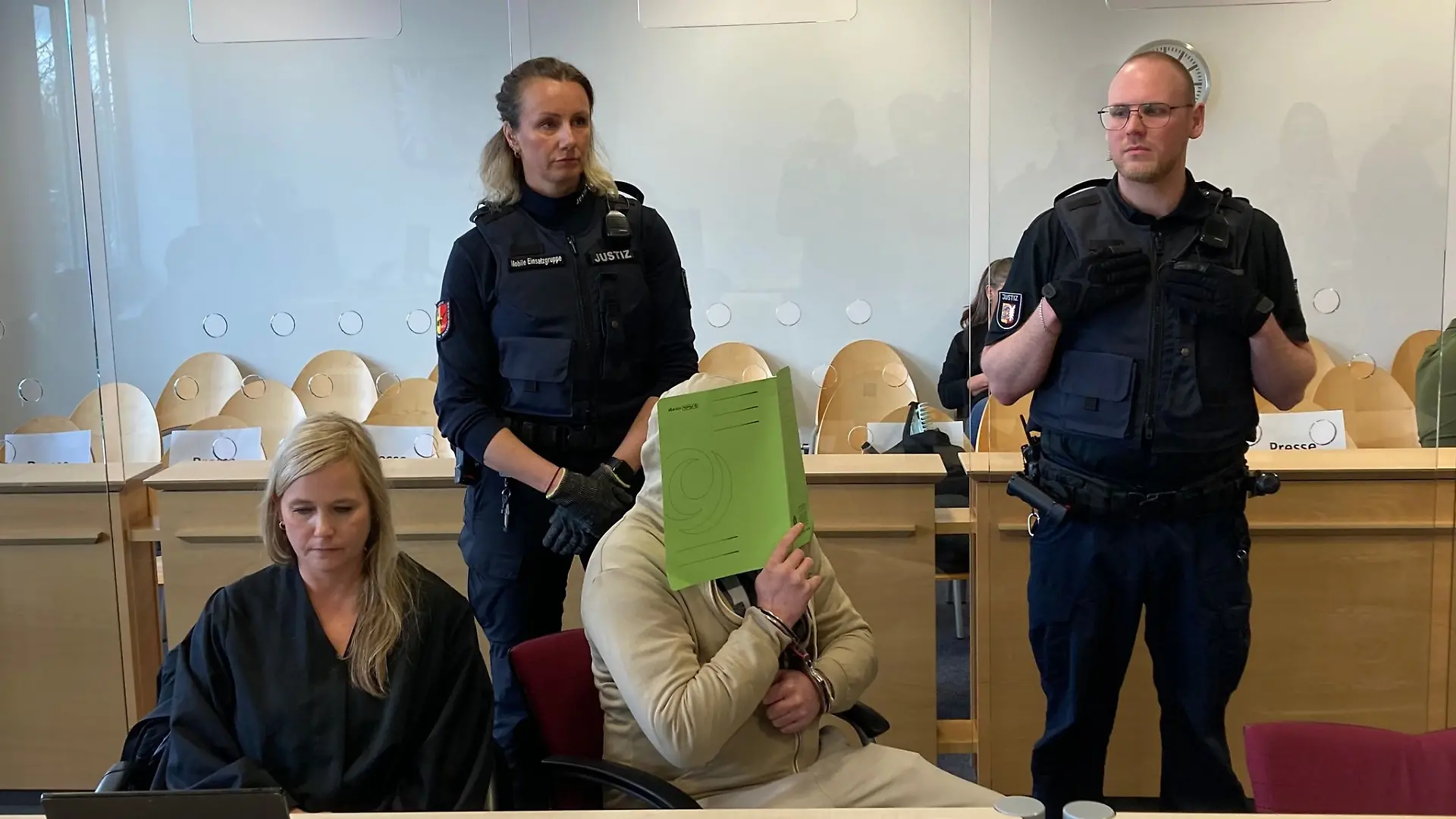 Die Mutter des toten Jungen sagte unter Tränen aus - und beschuldigte ihren damaligen Partner nur an sich gedacht zu haben. (Archivbild)