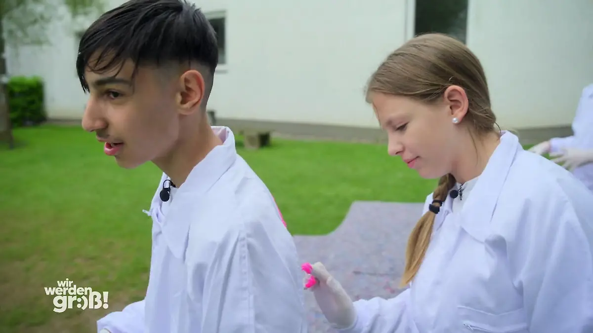 Mert und Abigail wehren sich gegen die Aufgabe Zu viel Nähe