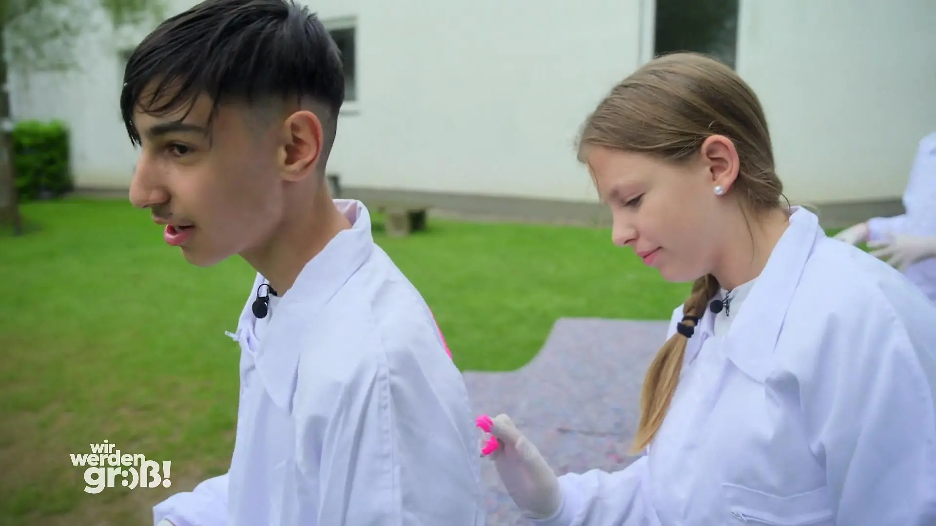 Mert und Abigail wehren sich gegen die Aufgabe Zu viel Nähe
