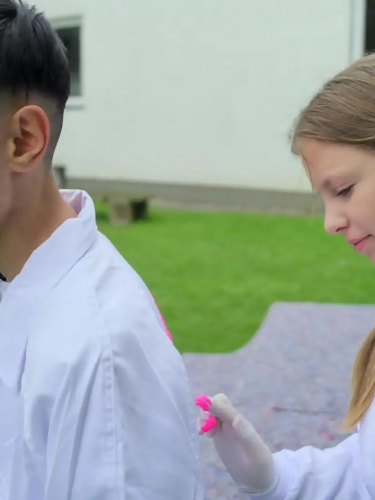 Bild zu: "Mert und Abigail wehren sich gegen die Aufgabe"