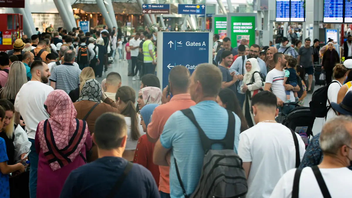 Holiday Travel Chaos Continues At Düsseldorf Airport Travellers are seen waiting in a long line at a security check point at Duesseldorf airport in Duesseldorf, Germany on June 22, 2022 as staff shortages continues causes the airport chaos during the holiday season Düsseldorf Germany PUBLICATIONxNOTxINxFRA Copyright: xYingxTangx originalFilename: tang-notitle220623_npCaw.jpg 