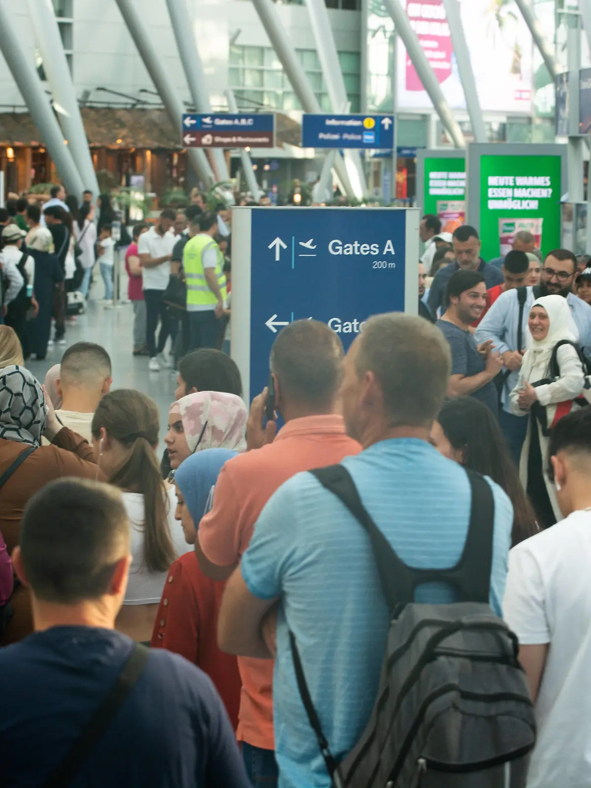 Holiday Travel Chaos Continues At Düsseldorf Airport Travellers are seen waiting in a long line at a security check point at Duesseldorf airport in Duesseldorf, Germany on June 22, 2022 as staff shortages continues causes the airport chaos during the holiday season Düsseldorf Germany PUBLICATIONxNOTxINxFRA Copyright: xYingxTangx originalFilename: tang-notitle220623_npCaw.jpg 