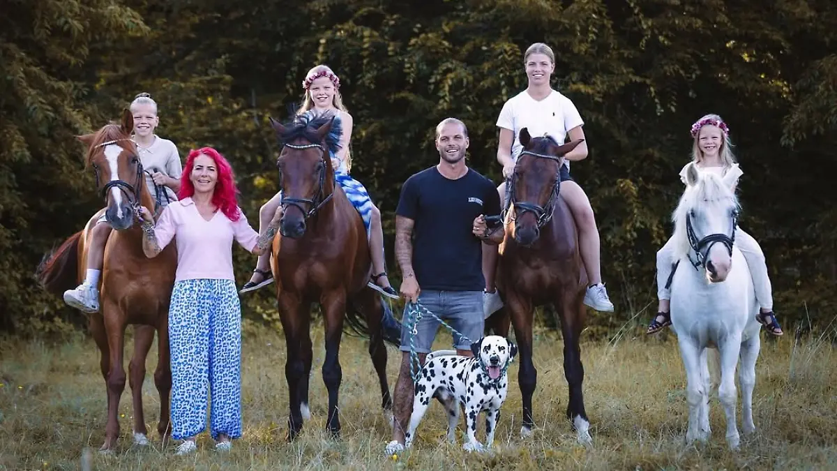 Familie Diekmeier mit Dion, Mutter Dana, Dalina, Papa Dennis, Delani und Divia (v.l.).