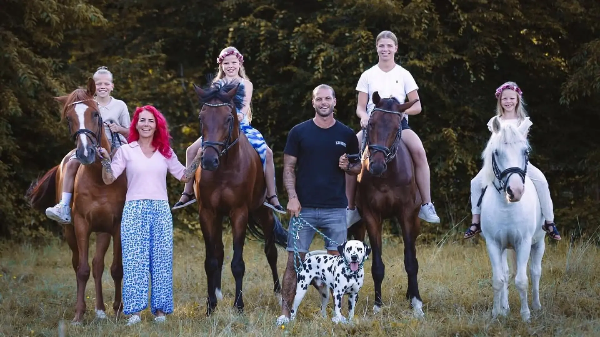 Familie Diekmeier mit Dion, Mutter Dana, Dalina, Papa Dennis, Delani und Divia (v.l.).