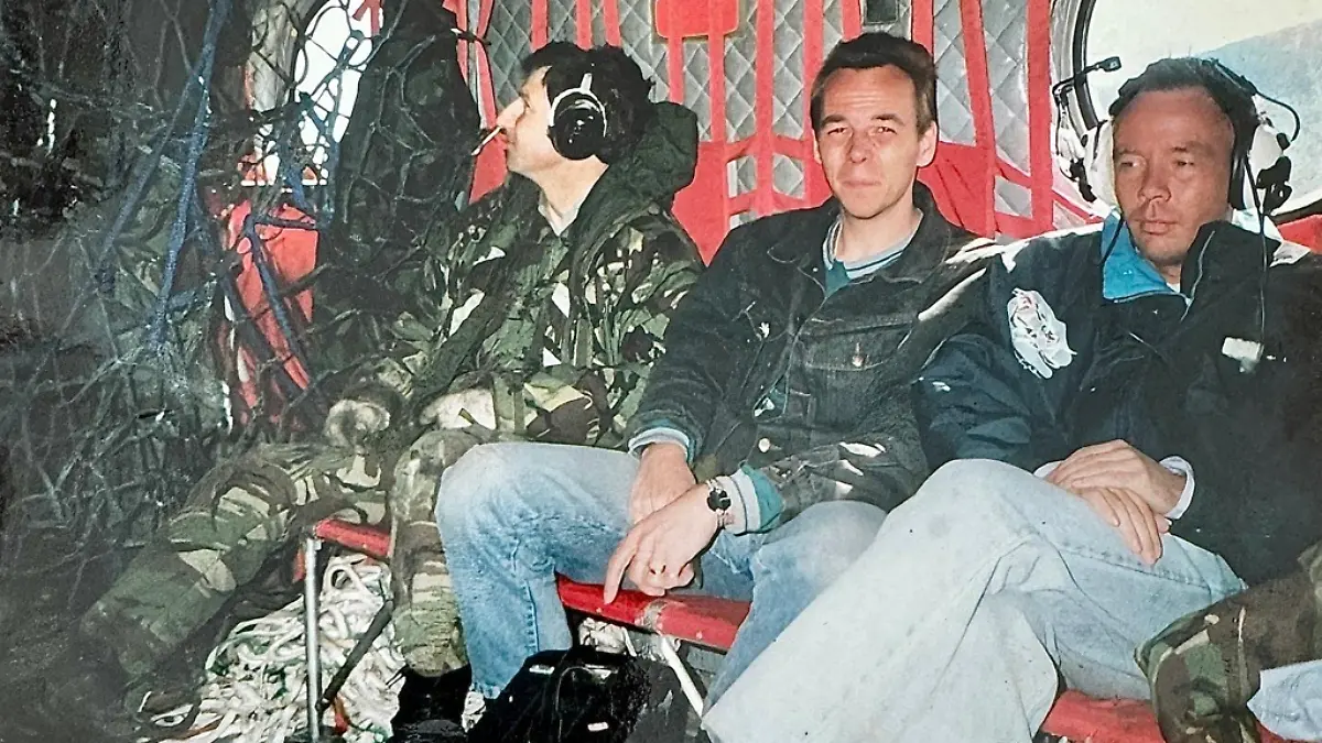 Ulrich Klose (rechts) in einem Militärflugzeug.