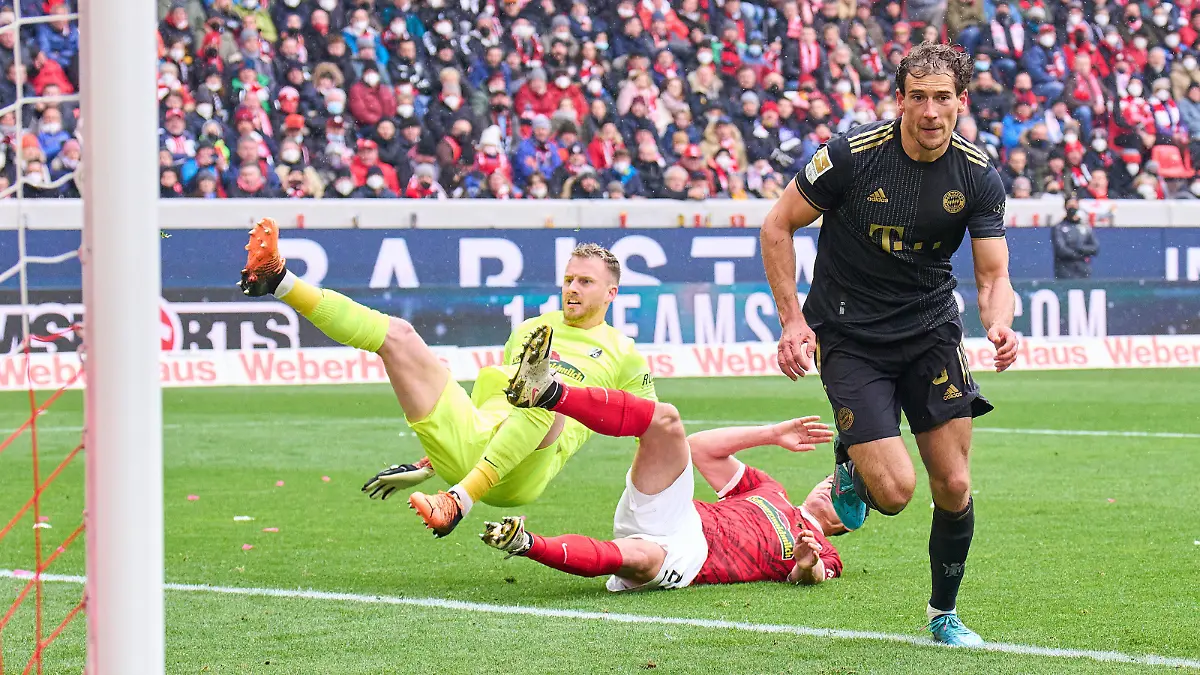  Leon GORETZKA, FCB 8 scores, shoots goal , Tor, Treffer, Torschuss, 0-1, celebrates his goal, happy, laugh, celebration, in the match SC FREIBURG - FC BAYERN MÜNCHEN 1.German Football League on April 2, 2022 in Freiburg, Germany. Season 2021/2022, matchday 28, 1.Bundesliga, FCB, München, 28.Spieltag. FCB,