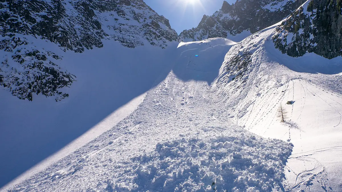 Lawinen werden oft nur durch geringe Zusatzbelastung ausgelöst. (Symbolbild)