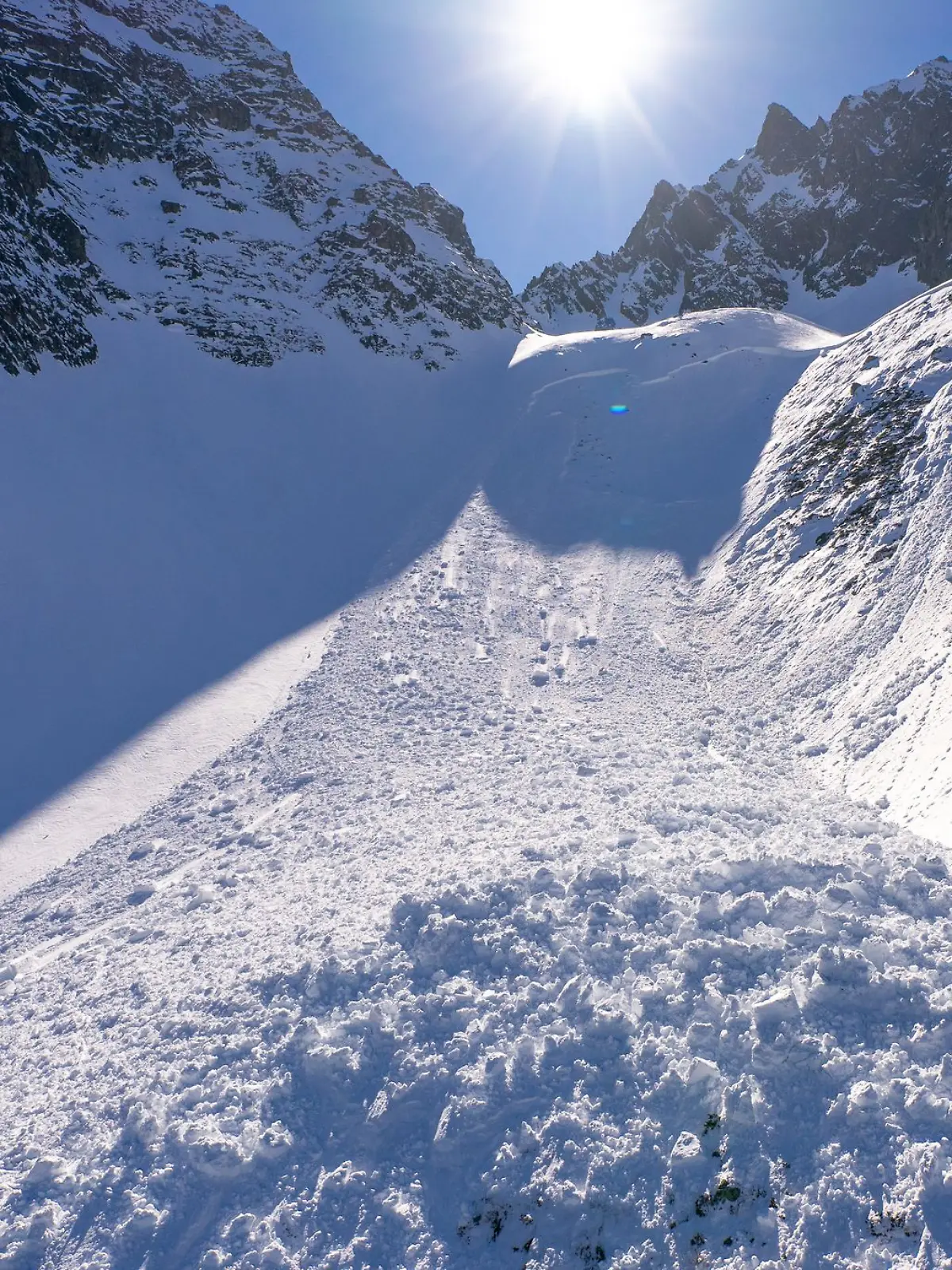 Lawinen werden oft nur durch geringe Zusatzbelastung ausgelöst. (Symbolbild)
