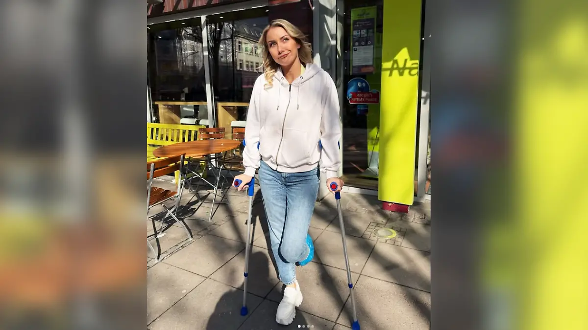 Anna-Carina Woitschack auf Krücken unterwegs