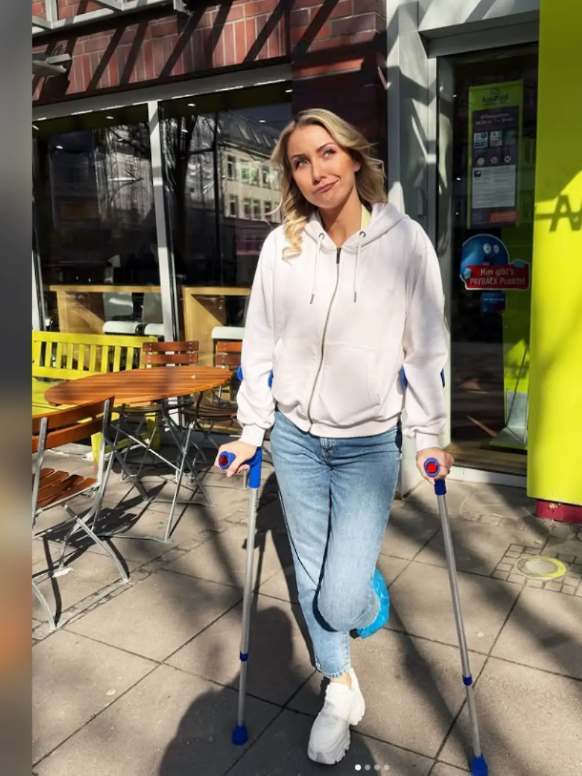 Bild zu: "Anna-Carina Woitschack auf Krücken - das steckt dahinter"