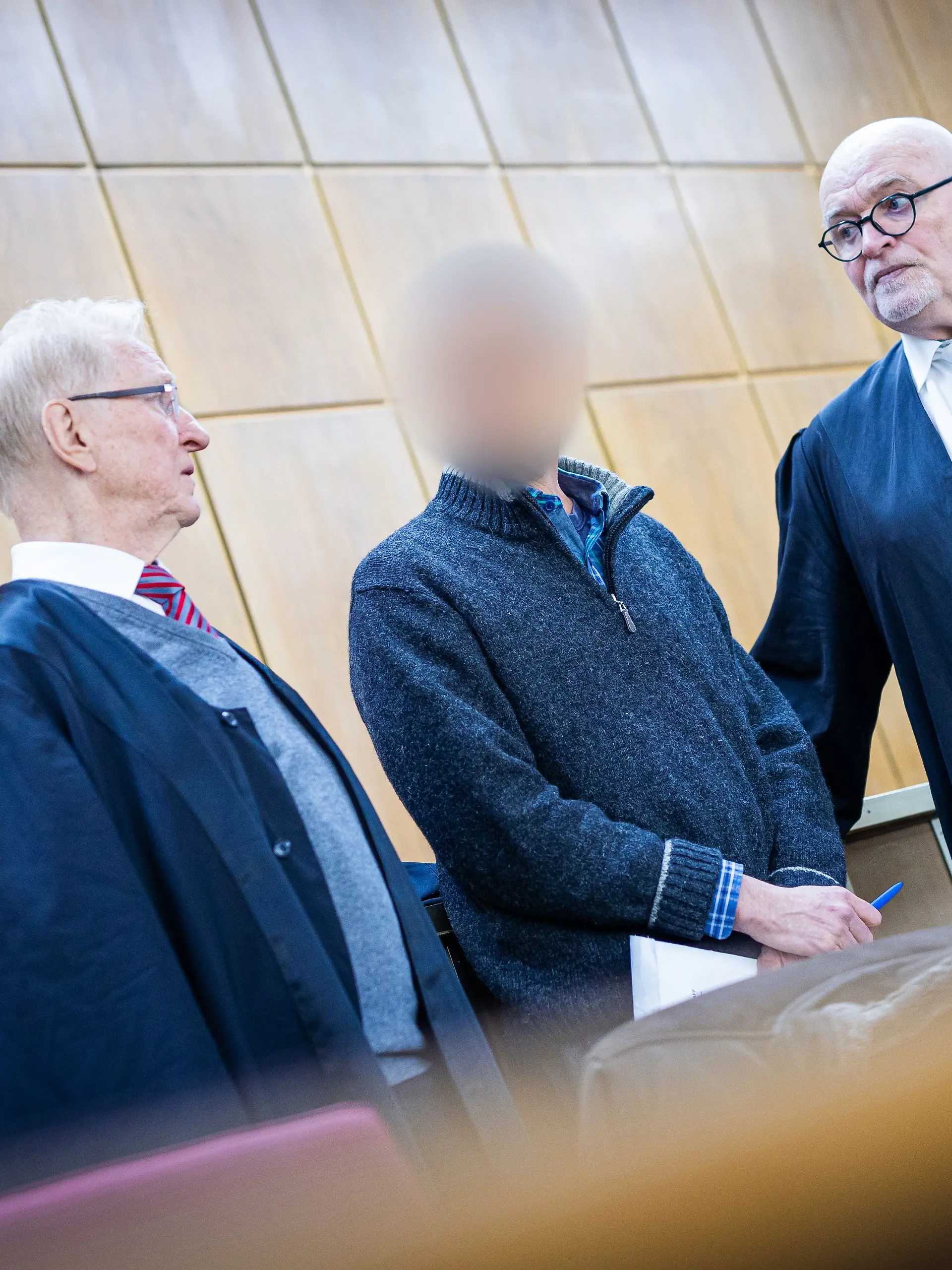 ARCHIV - 18.03.2025, Niedersachsen, Hannover: Der Angeklagte (M) steht im Gerichtssaal zwischen seinen Verteidigern Steffen Stern (l) und Matthias Waldraff (r). Das Landgericht hatte den Angeklagten aus Schleswig-Holstein wegen versuchten Mordes in Tateinheit mit gefährlicher Körperverletzung an seiner Mutter und wegen gefährlicher Körperverletzung an zwei seiner Orchesterkollegen zu einer Gesamtfreiheitsstrafe von sechs Jahren und sechs Monaten verurteilt. (zu dpa: «Geiger erhält für versuchten Giftmord längere Haftstrafe») Foto: Moritz Frankenberg/dpa +++ dpa-Bildfunk +++