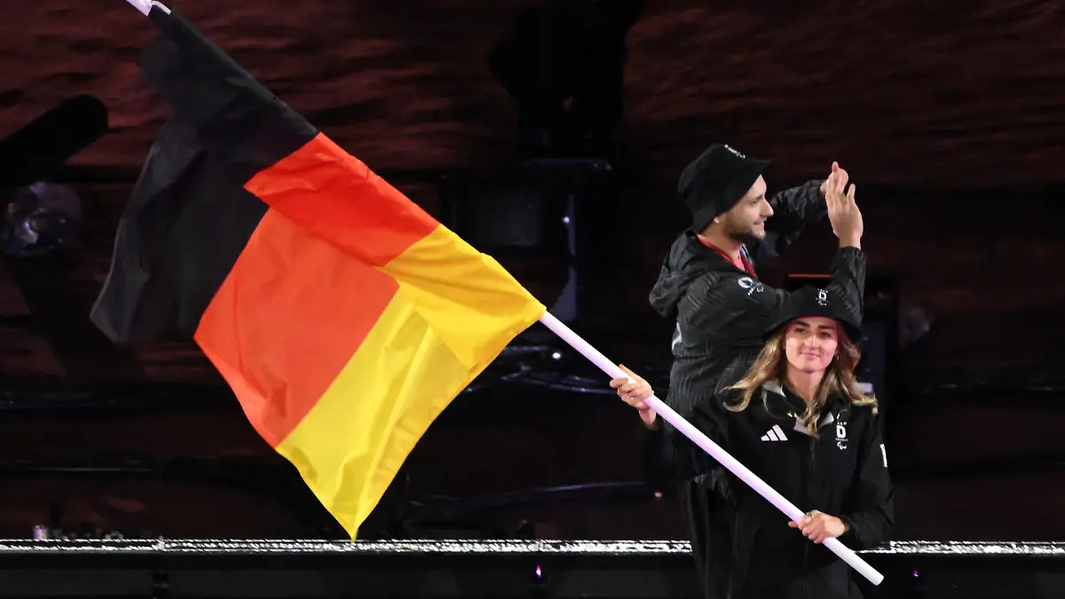 Para-Schwimmerin Elena Semechin durfte bei der Abchlussfeier in Paris gemeinsam mit Maurice Schmidt (Rollstuhlfechter) die Fahne tragen.