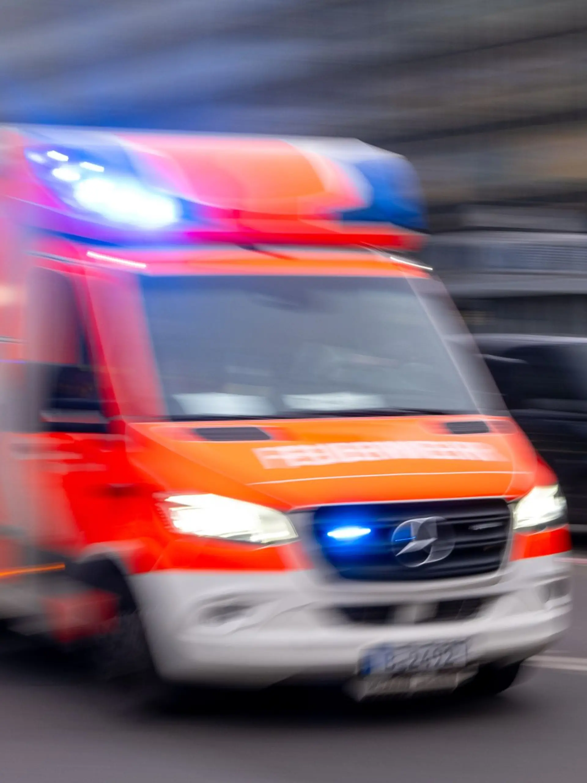 Rettungswagen mit eingeschaltetem Blaulicht