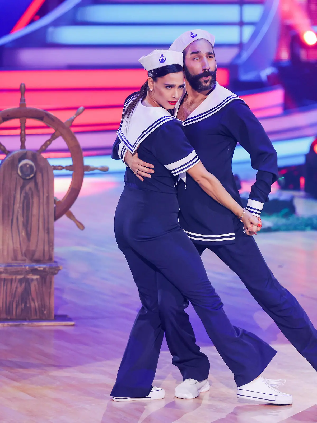 Amira Pocher, Moderatorin, und Massimo Sinato, Profitänzer, tanzen in der RTL-Tanzshow "Let's Dance" im Coloneum.
