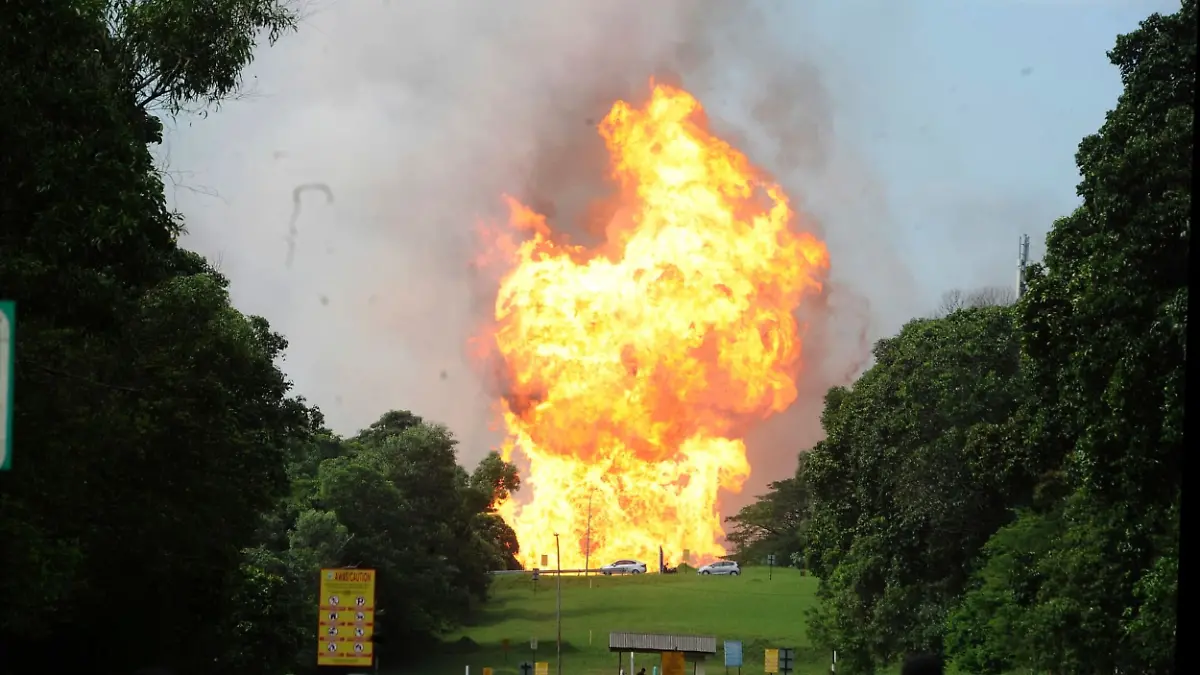 Ein Feuer brennt aufgrund einer geplatzten Gasleitung in Putra Heights im zentralen Bundesstaat Selangor in Malaysia.