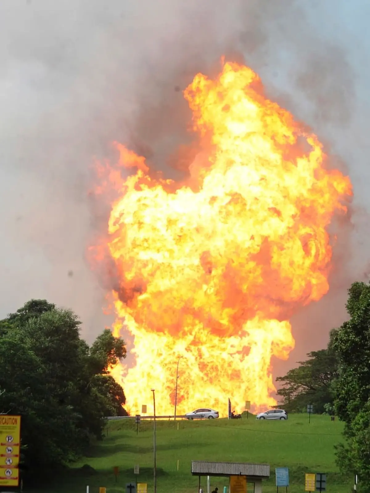 Ein Feuer brennt aufgrund einer geplatzten Gasleitung in Putra Heights im zentralen Bundesstaat Selangor in Malaysia. 