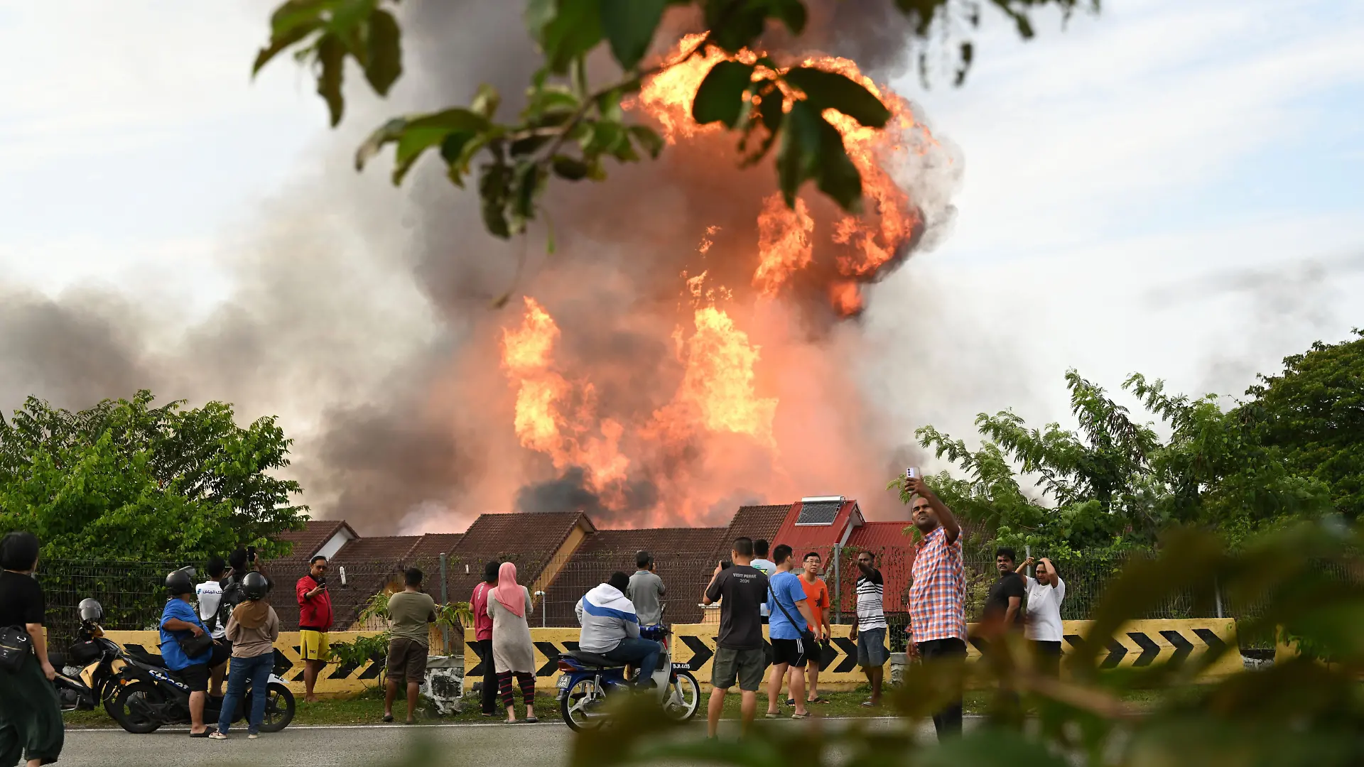 epi_226316176_DPA AP_jmptus4rjj-v1-ax-ms6144.jpg_Malaysia Fire.jpg