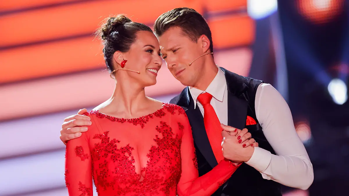 01.04.2022, Nordrhein-Westfalen, Köln: Caroline Bosbach, Politikerin, und Valentin Lusin, Profitänzer, stehen in der RTL-Tanzshow «Let's Dance» im Coloneum. Sie müssen die Show verlassen.