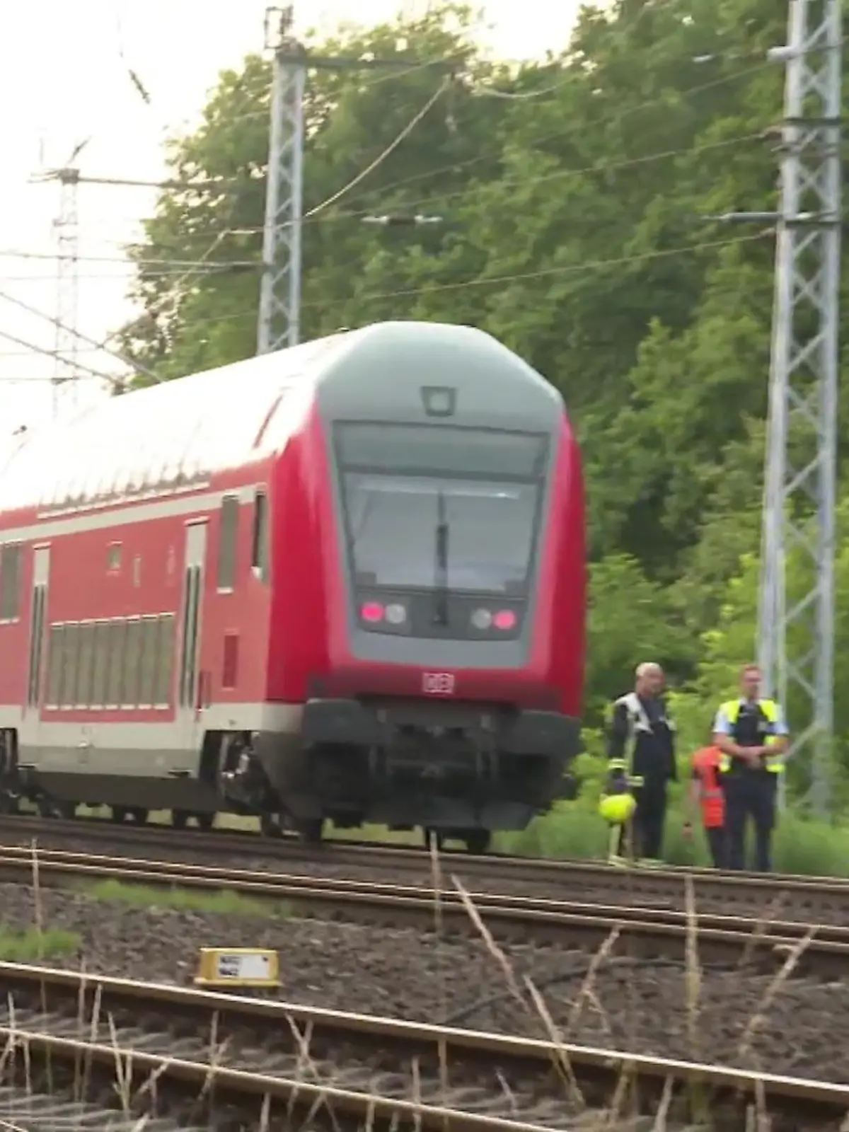 Eine Bremsstörung legt am Sonntagabend einen Regionalzug in Berlin-Köpenick lahm. 1.200 Passagiere müssen deshalb eine Stunde lang in einem Zug mit defekter Klimaanlage ausharren. Doch dann handeln sie selbst, um sich aus der Lage zu befreien.