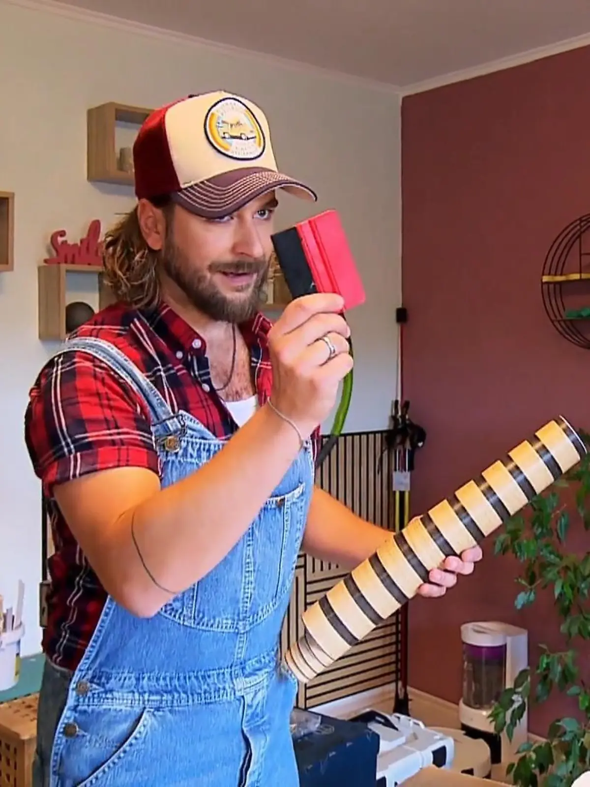 Bild zu: "Eric Schroth zeigt, wie man Möbeln ein neues Leben gibt"