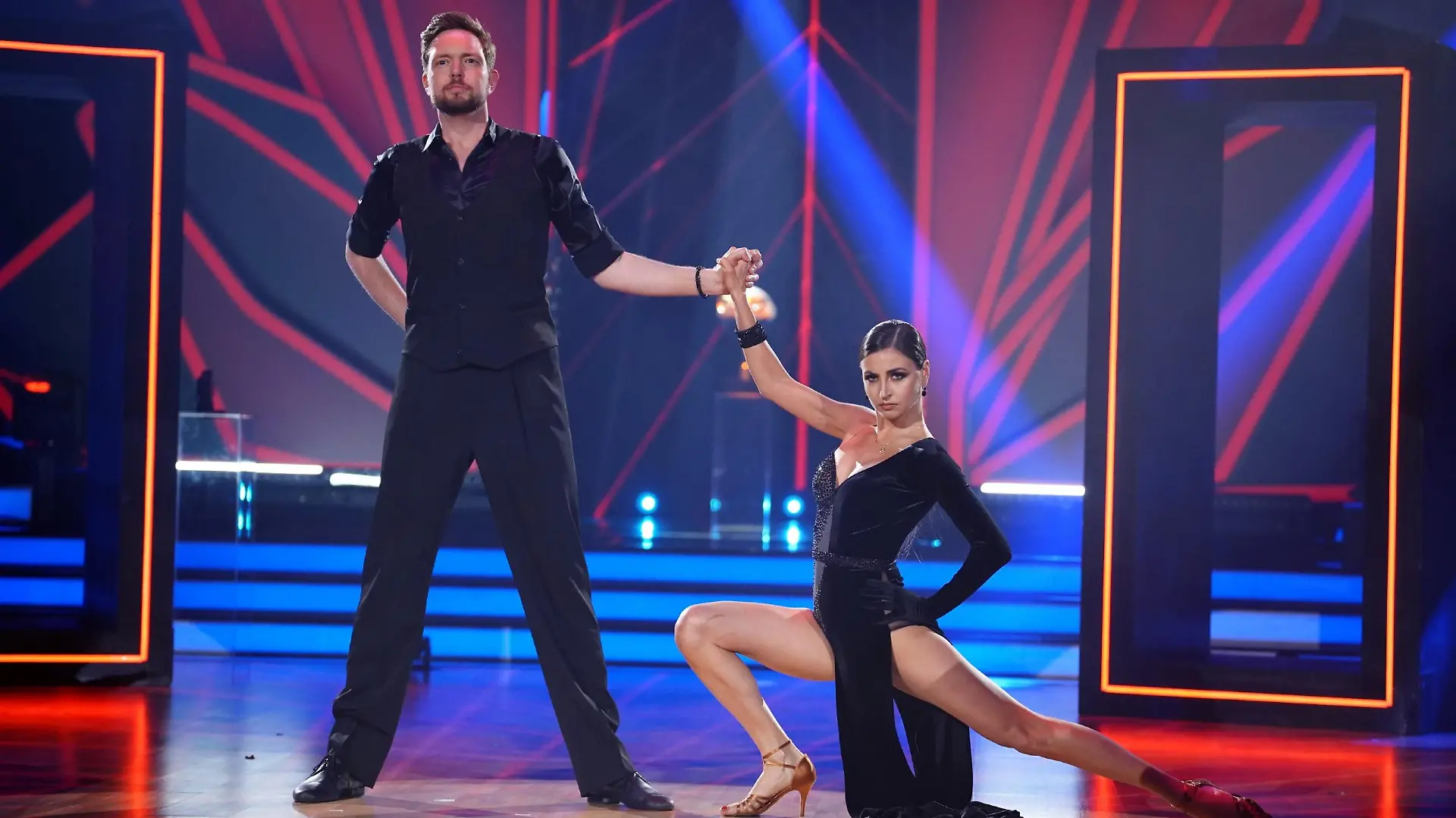 Bastian Bielendorfer und Ekaterina Leonova tanzen Tango.
Die Verwendung des sendungsbezogenen Materials ist nur mit dem Hinweis und Verlinkung auf RTL+ gestattet.