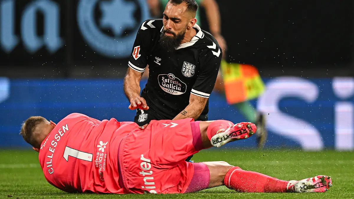 Borja Iglesias trifft Jasper Cillessen mit dem Knie im Magen