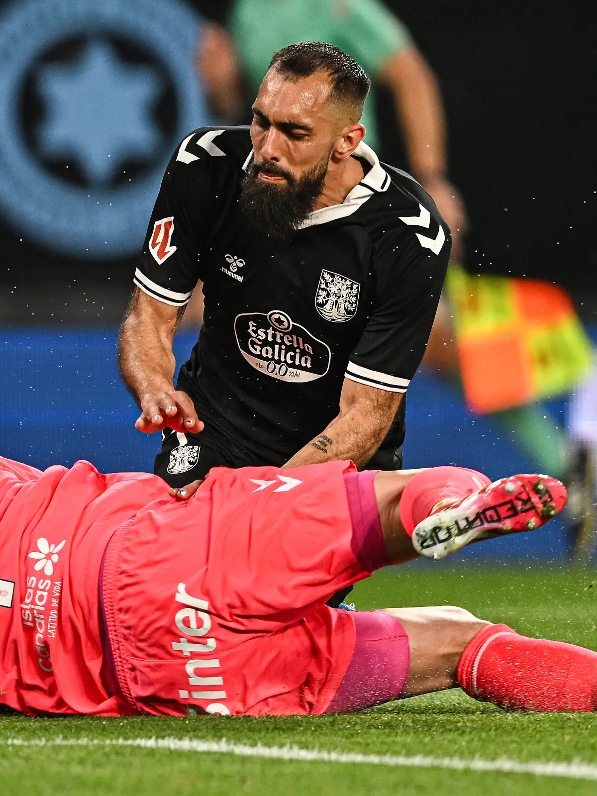 Borja Iglesias trifft Jasper Cillessen mit dem Knie im Magen