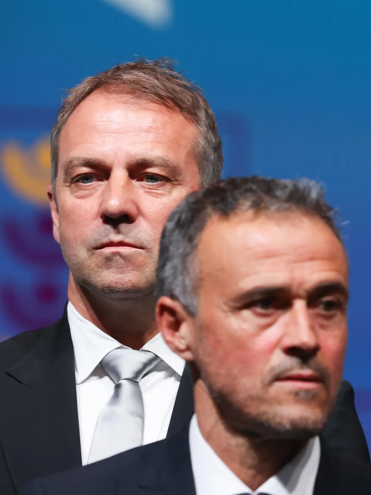 Fußball: WM, 2022, Auslosung der Vorrunde in Doha. Hansi Flick (l), Nationaltrainer von Deutschland, steht nach der Auslosung zusammen mit Luis Enrique, Nationaltrainer von Spanien.