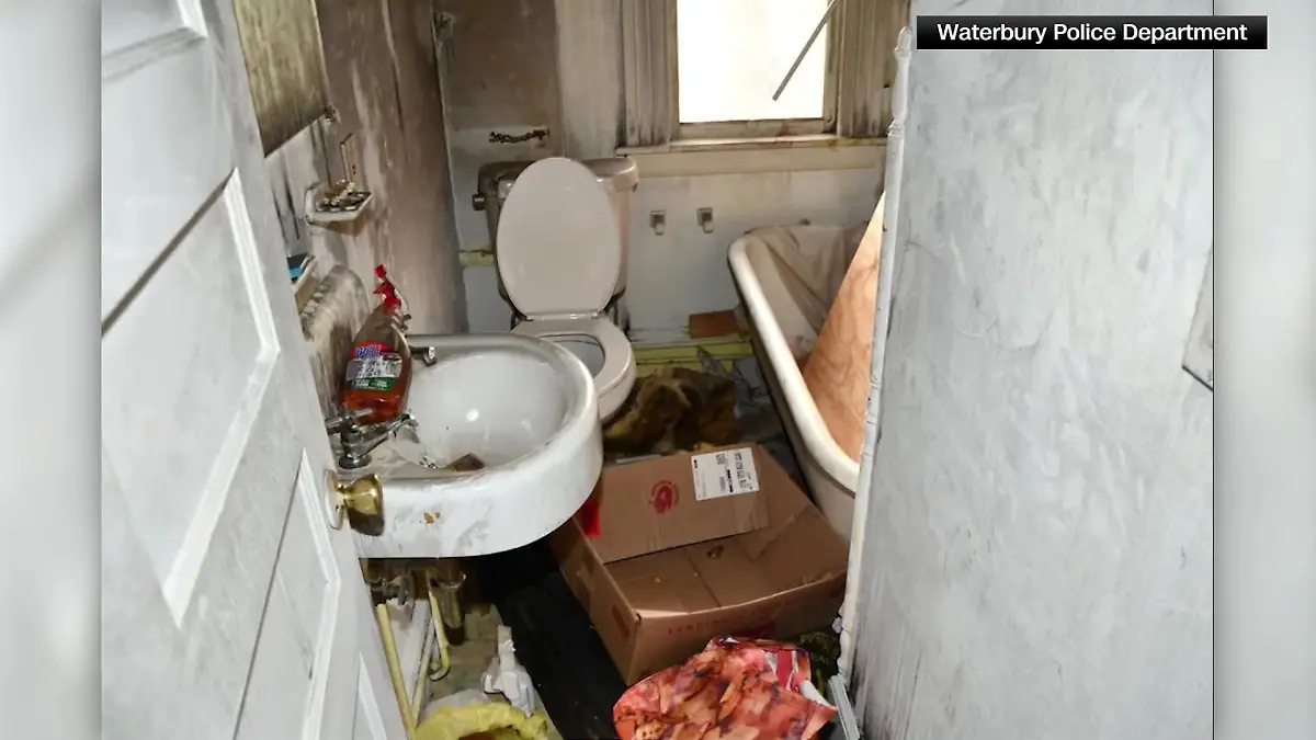Ein Badezimmer im Horror-Haus von Waterbury. Das gesamte Gebäude ist stark vernachlässigt.