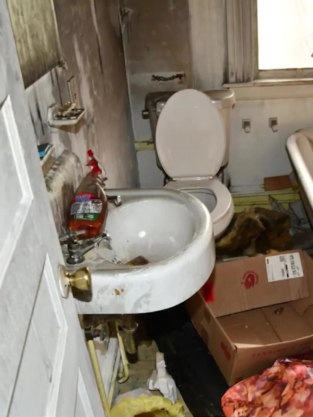 Ein Badezimmer im Horror-Haus von Waterbury. Das gesamte Gebäude ist stark vernachlässigt. 