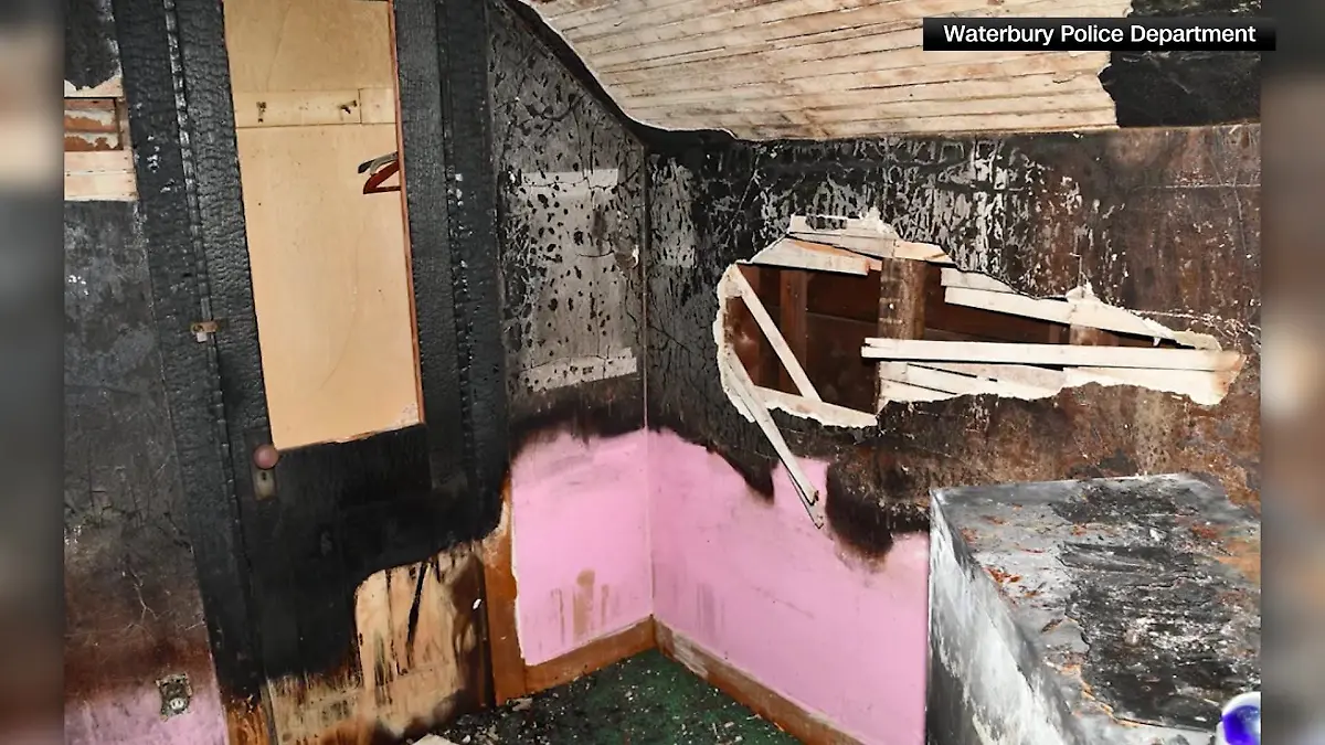 Um fliehen zu können, setzte der Mann ein Zimmer in Brand. Die Spuren sind deutlich zu sehen.