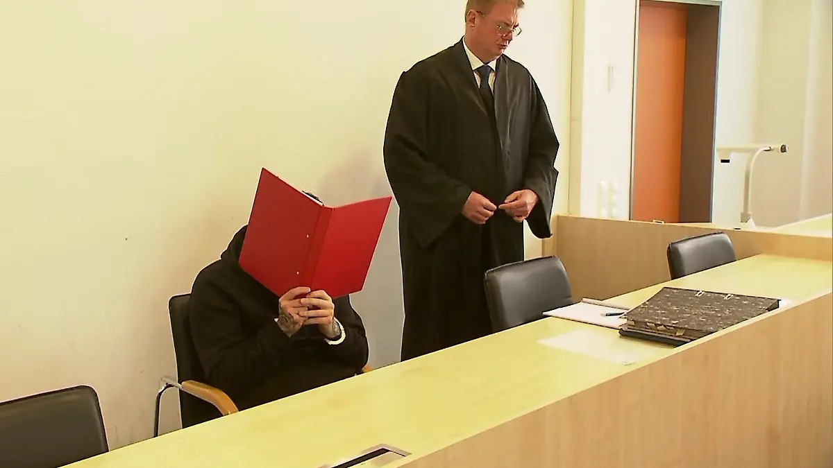 Thomas Z. beim Prozessauftakt. Was man nicht sieht: Nur ein paar Meter entfernt im Gerichtssaal sitzt Pascal.