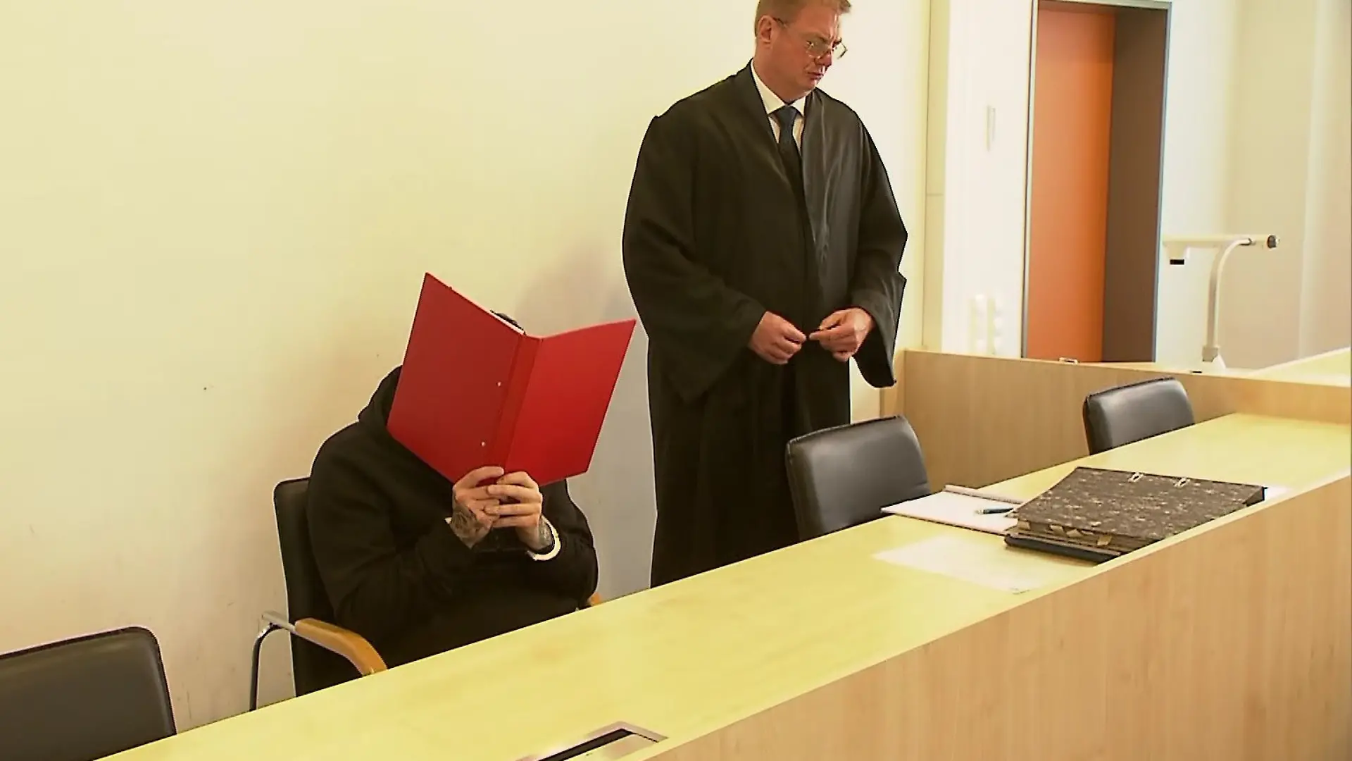 Thomas Z. beim Prozessauftakt. Was man nicht sieht: Nur ein paar Meter entfernt im Gerichtssaal sitzt Pascal.