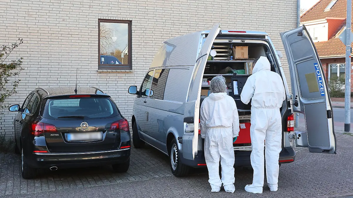 31.03.2025, Niedersachsen, Achim: Beamte der Spurensicherung stehen an ihrem Einsatzfahrzeug im Landkreis Verden. Nach dem Fund eines toten Säuglings bei Bremen sind die Hintergründe unklar. Die Obduktion soll klären, woran das Baby starb, wie eine Polizeisprecherin mitteilte. Foto: Christian Butt/dpa - ACHTUNG: Kennzeichen wurde(n) aus rechtlichen Gründen gepixelt +++ dpa-Bildfunk +++