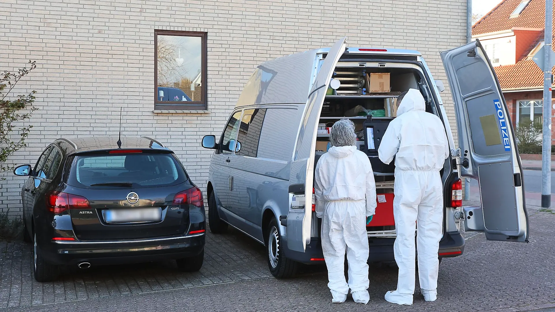 31.03.2025, Niedersachsen, Achim: Beamte der Spurensicherung stehen an ihrem Einsatzfahrzeug im Landkreis Verden. Nach dem Fund eines toten Säuglings bei Bremen sind die Hintergründe unklar. Die Obduktion soll klären, woran das Baby starb, wie eine Polizeisprecherin mitteilte. Foto: Christian Butt/dpa - ACHTUNG: Kennzeichen wurde(n) aus rechtlichen Gründen gepixelt +++ dpa-Bildfunk +++